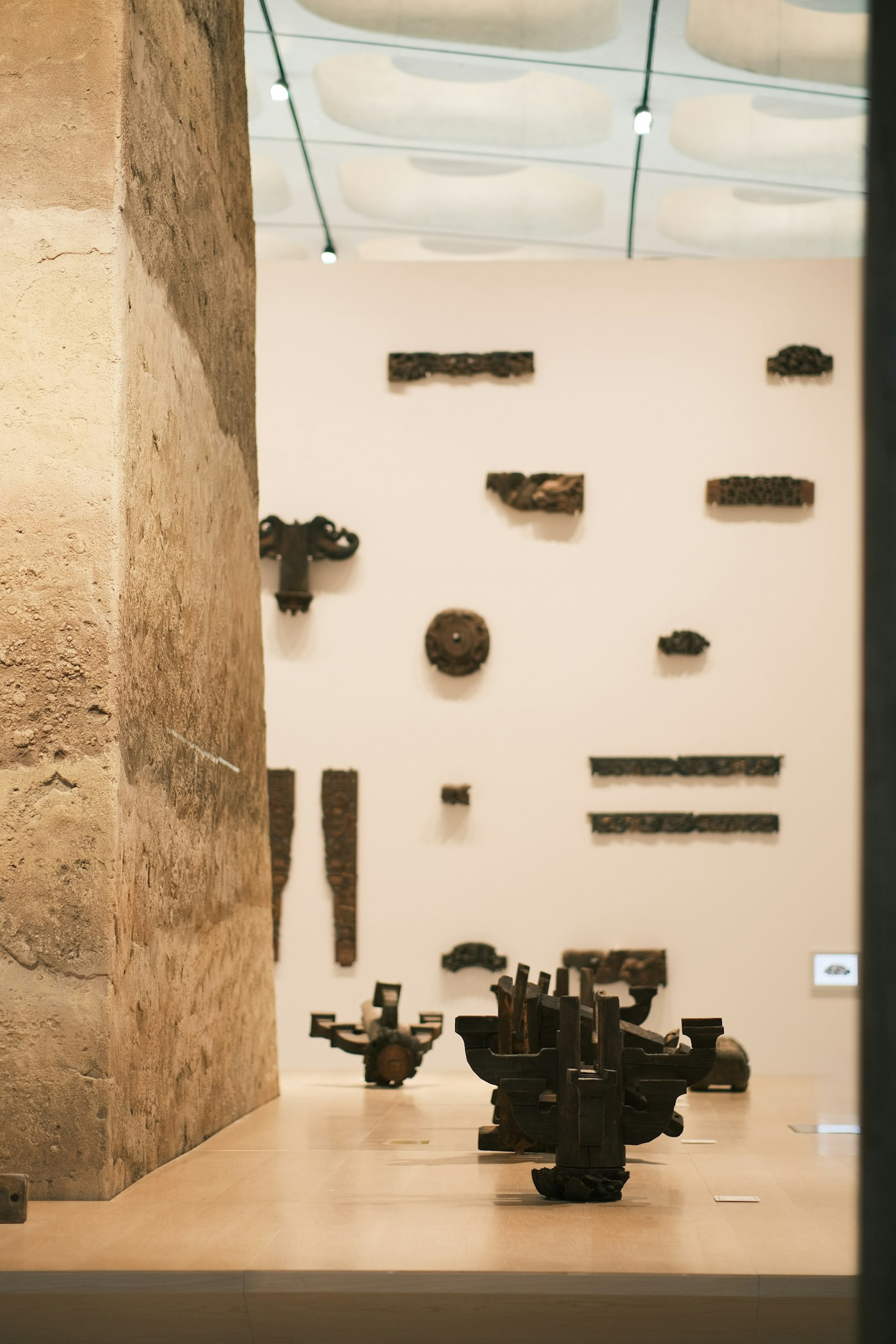 Artefak dalam vitrin museum; foto stok untuk menunjukkan arah visual Insight